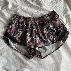 lululemon hotty hot shorts 2.5”